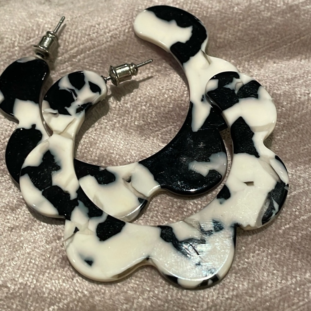 Black and white acrylic scalloped hoop earrings 2”